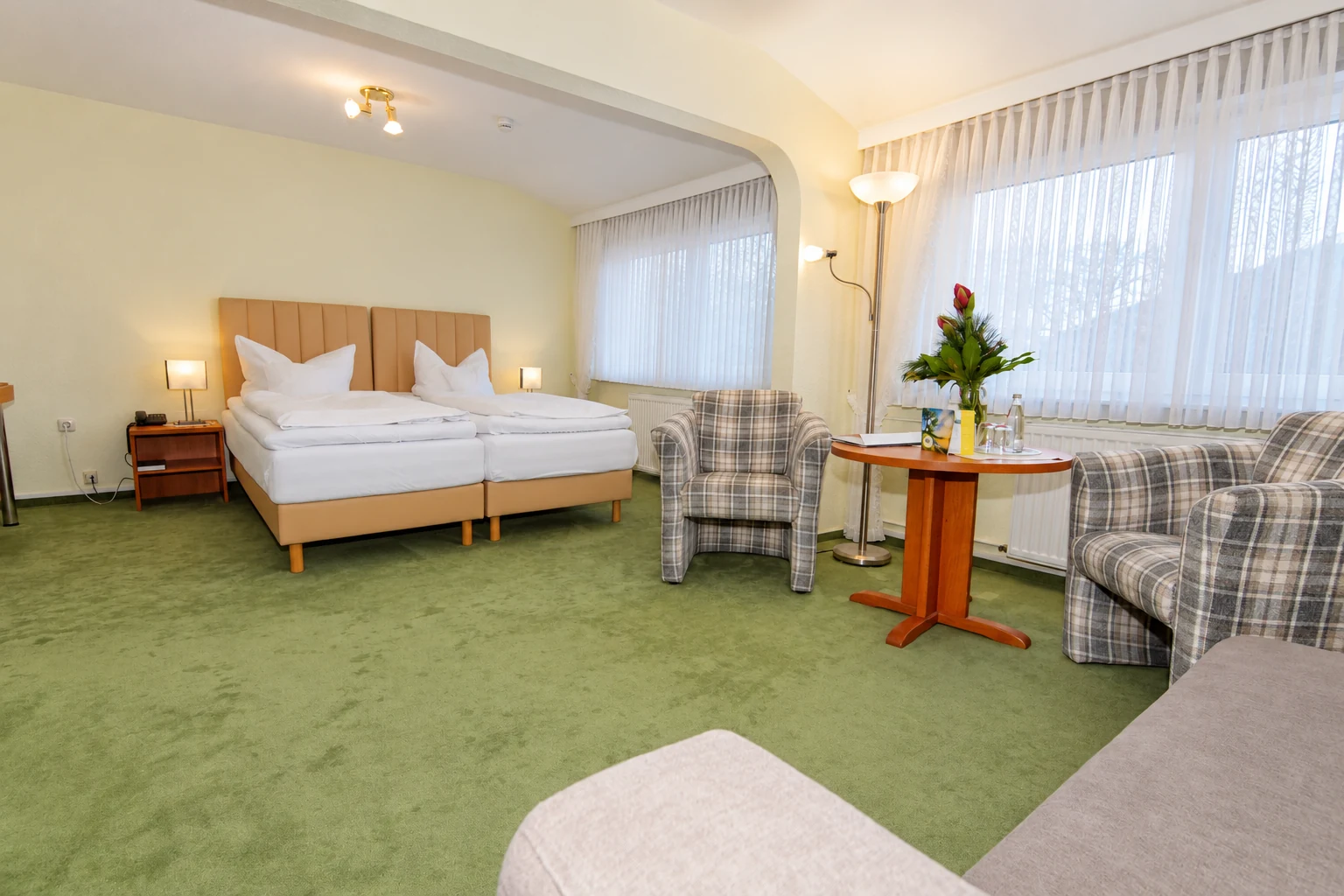 Deluxe-Zimmer mit weißer Bettwäsche