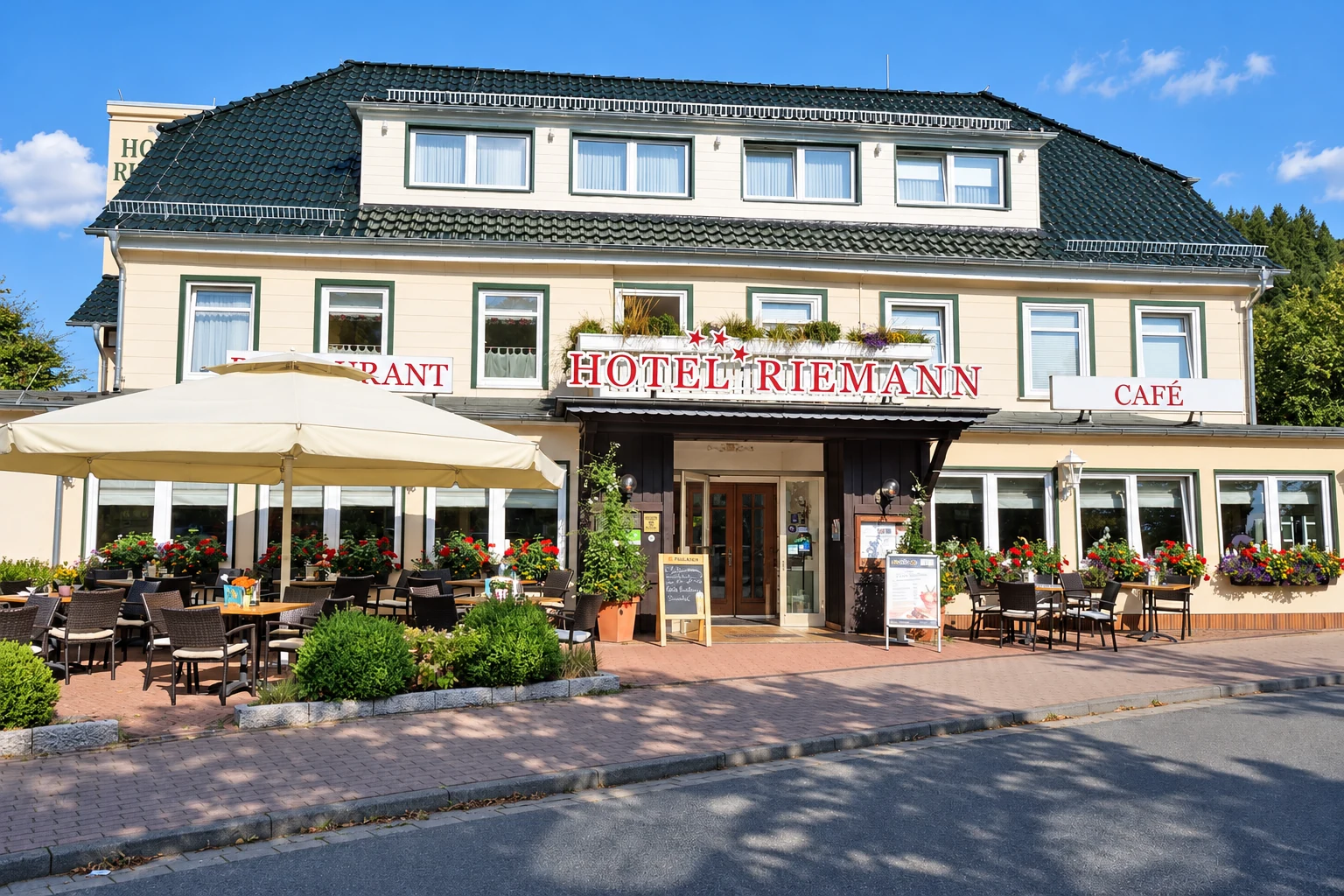 Hotelfassade und Caféterrasse